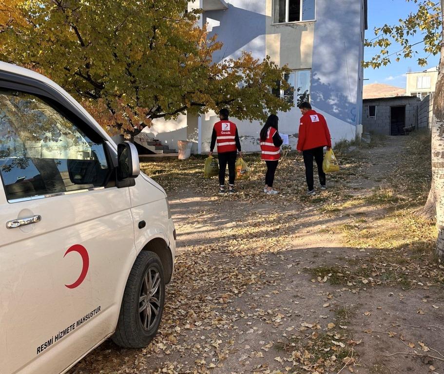 Adilcevaz’a Çağlar Toğal’dan Destek: Umut Yolu Yardımı