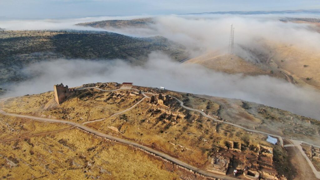 Doç.Dr.Yakuphan Okut'tan Zerzevan Kalesi ve Mithras Tapınağı: Antik Sırlar ve Modern Casusluk Konusuyla Zerzevan'ın Gölgesinde