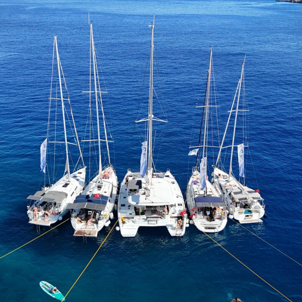 Sailors in Yellow Shorts: Yelkenli Teknelerle Göcek’in Efsanevi Sularında Geceyi Yaşayın